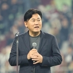 セレモニーであいさつする神戸の三木谷浩史社長＝30日午後、神戸市兵庫区のノエビアスタジアム神戸（撮影・丸山桃奈）