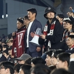 サポーターらと記念撮影する神戸の吉田孝行監督（中央）＝30日午後、神戸市兵庫区のノエビアスタジアム神戸（撮影・丸山桃奈）