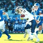 関学大-関西大　第２クオーター、関学大の武野（９０）がＱＢサックで相手攻撃を食い止める（撮影・鈴木雅之）