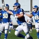 関学大-関西大　第１Ｑ、パスカットからタッチダウンを決めた関学大の永井＝大阪市東住吉区、ヤンマースタジアム長居（撮影・鈴木雅之）