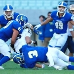 関学大-関西大　第３クオーター、関西大の攻撃を止める関学大守備陣＝大阪市東住吉区、ヤンマースタジアム長居（撮影・鈴木雅之）