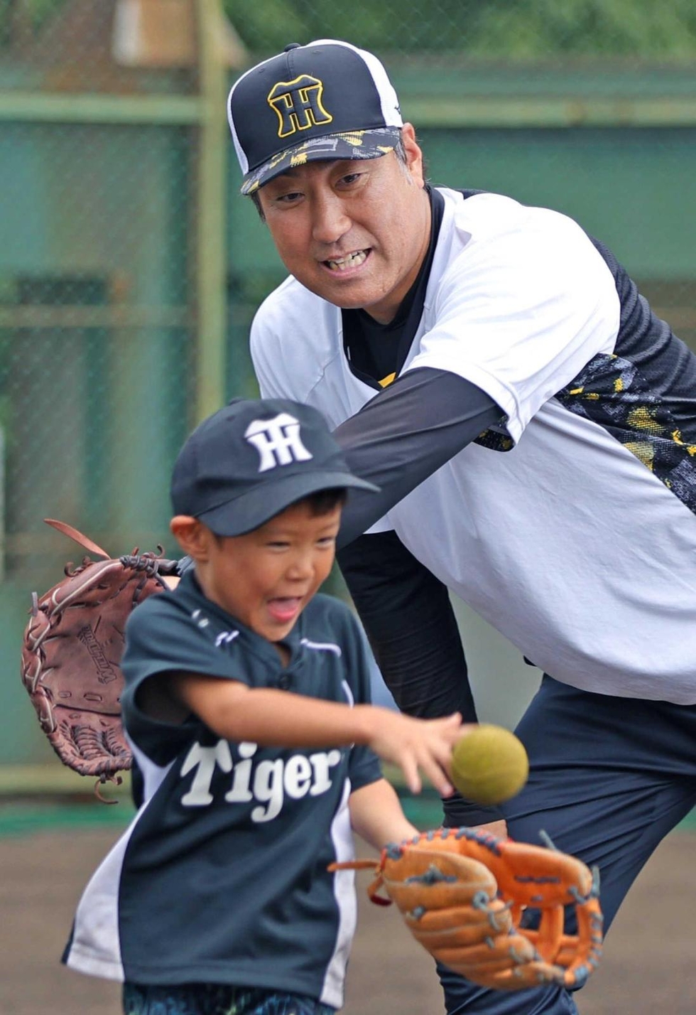 岡田前監督の専属広報から転身 タイガース元選手が子どもらを指導