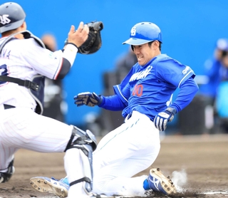 俊足巧打を武器にさらなる飛躍を誓う中日・尾田剛樹外野手（右）＝沖縄県浦添市