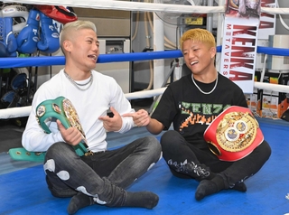 ２人で獲得したベルトを手に笑顔で話す重岡優大（左）と重岡銀次朗＝２０２３年４月、東京・ワタナベジム