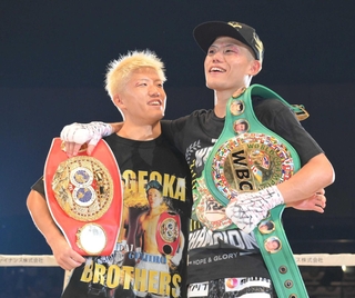 ベルトを肩にかけて弟の銀次朗（左）と記念撮影をする重岡優大＝２３年１０月、大田区総合体育館