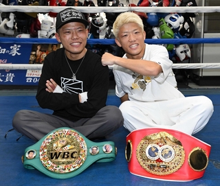 試合から一夜明けて笑顔で取材に応じる重岡優大（左）と重岡銀次朗＝２３年１０月、東京・ワタナベジム