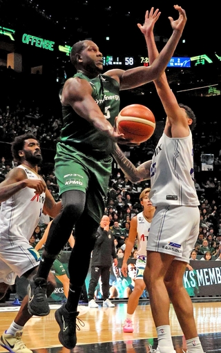 青森戦でゴール下から得点を重ねて大勝に貢献した神戸のアイザック・バッツ（中央）＝１１月８日、ジーライオンアリーナ神戸