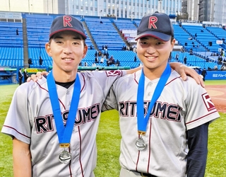 立命大の明治神宮大会準優勝に貢献した芝本琳平（左）と高橋大和＝神宮球場