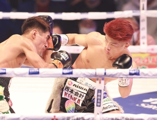 相手を攻める重岡銀次朗（右）＝２０２３年１月、エディオンアリーナ大阪