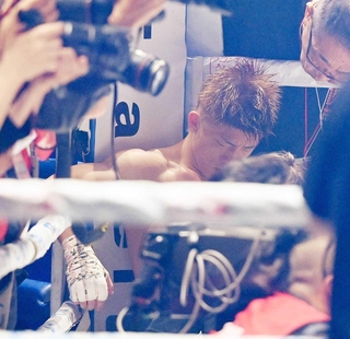 試合後、苦しそうな表情でコーナーに座る重岡銀次朗＝５月24日、インテックス大阪