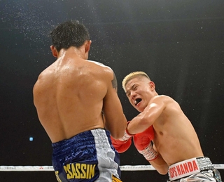 相手を激しく攻める重岡優大（右）＝２０２４年８月２４日、大阪・大和アリーナ