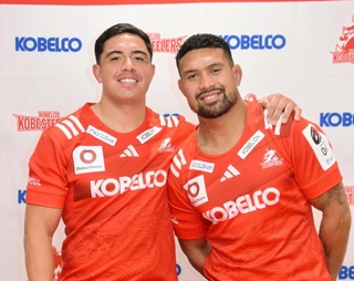 神戸への入団会見で、笑顔で記念撮影に応じるアントン・レイナートブラウン（左）とアーディ・サベア＝神戸市東灘区