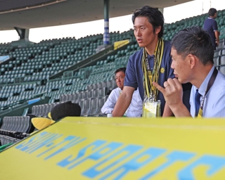 モーグル男子日本代表候補の藤木豪心さん（中央）。サンテレビのディレクターとしてプロ野球阪神などの試合中継を担う＝１０月２日、西宮市の甲子園球場（撮影・丸山桃奈）