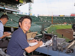 モーグル男子日本代表候補の藤木豪心さん。サンテレビのディレクターとしてプロ野球阪神などの試合中継を担う＝１０月２日、西宮市の甲子園球場（撮影・丸山桃奈）
