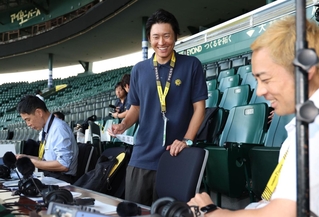 モーグル男子日本代表候補の藤木豪心さん（中央）。サンテレビのディレクターとしてプロ野球阪神などの試合中継を担う＝１０月２日、西宮市の甲子園球場（撮影・丸山桃奈）