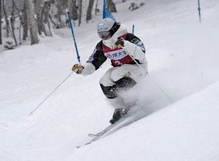 モーグルでの五輪出場を目指す藤木豪心さん＝２月、札幌市（新井康さん撮影）