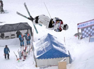 モーグルでの五輪出場を目指す藤木豪心さん＝２月、札幌市（新井康さん撮影）