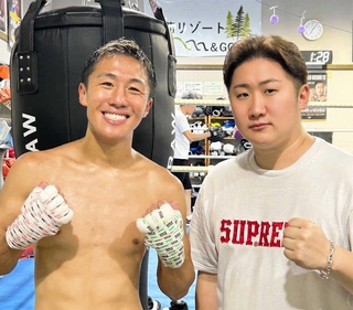 事故があった王座戦に向けた練習で撮影した兄弟最後の１枚。笑顔の神足茂利さん（左）と兄の昌治さん（神足昌治さん提供）