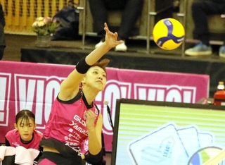 姫路－群馬　第１セット、スパイクを放つ姫路の野中