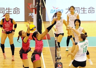 姫路－群馬　第１セット、群馬のロジャンスキ（１０）のスパイクに対し、姫路の宮部（中央）、伊藤（同左）がブロックを試みるも止められず