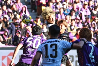 京都-神戸　ゴール前で競り合う神戸の大迫＝京都府亀岡市、サンガスタジアムｂｙＫＹＯＣＥＲＡ（撮影・鈴木雅之）