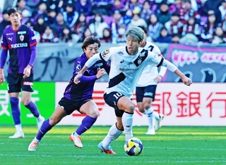 京都-神戸　ドリブルでチャンスをうかがう神戸・大迫＝京都府亀岡市、サンガスタジアムｂｙＫＹＯＣＥＲＡ（撮影・鈴木雅之）