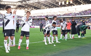 リーグ最終戦を終え、サポーターへあいさつするヴィッセル神戸の山川哲史（左端）ら＝６日午後、京都府亀岡市、サンガスタジアムｂｙＫＹＯＣＥＲＡ（撮影・鈴木雅之）