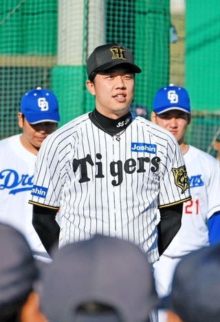 自身の名を冠した少年野球大会で、子どもらに話しかける阪神の才木浩人＝神戸市須磨区、須磨翔風高