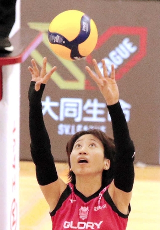 姫路－群馬　第２セット、トスを上げる姫路のセッター大島