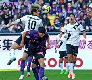 京都－神戸　後半、ゴールを狙う神戸の大迫（１０）（撮影・鈴木雅之）