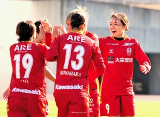 ＩＮＡＣ神戸-新潟　前半、先制点を決め、チームメートと喜ぶＩＮＡＣ神戸の吉田（右端）