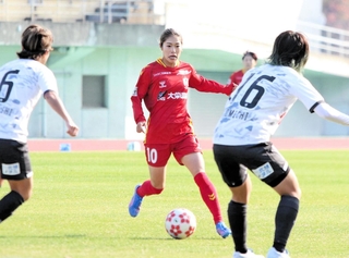 ＩＮＡＣ神戸－新潟　前半、攻め込むＩＮＡＣ神戸の成宮（１０）