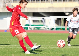 ＩＮＡＣ神戸－新潟　後半、自ら得たＰＫを決めるＩＮＡＣ神戸の桑原