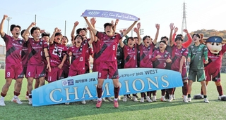 劇的勝利で西地区優勝を決め、雄たけびを上げる神戸ユースの瀬口主将（８）、浜崎（１０）らイレブン＝いぶきの森球技場