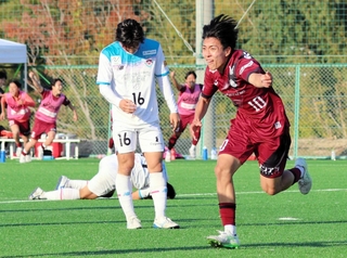 神戸ユース－鳥栖ユース　後半追加タイム１０分、連続ゴールで逆転勝利と優勝に導き、雄たけびを上げる神戸ユースの浜崎（右端）＝いぶきの森球技場