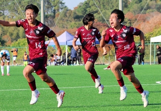 神戸ユース-鳥栖ユース　後半追加タイム１１分、連続ゴールで逆転勝利と優勝に導き、雄たけびを上げる神戸ユースの浜崎（右端）