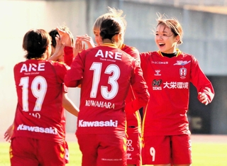 ＩＮＡＣ神戸－新潟　前半、先制点を決め、チームメートと喜ぶＩＮＡＣ神戸の吉田（右端）