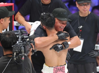 世界バンタム級２団体王座統一戦で勝利した中谷潤人（手前）を抱きしめるルディ・エルナンデス・トレーナー＝６月８日、有明コロシアム