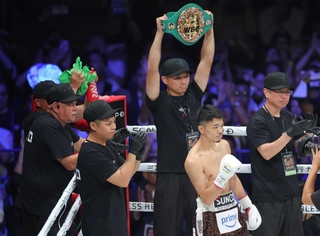 世界バンタム級２団体王座統一戦に臨む中谷潤人（右から２人目）とルディ・エルナンデス・トレーナー（左端）＝６月８日、有明コロシアム