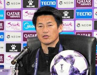 神戸での最後の指揮に向け、会見で思いを語る吉田監督＝ノエビアスタジアム神戸