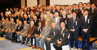 神戸高バスケットボール部の１００周年を祝った卒業生と来賓ら＝神戸メリケンパークオリエンタルホテル