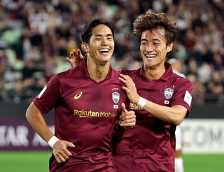 神戸－成都　前半、先制弾をを決め、笑顔を見せる神戸・武藤（左）＝ノエビアスタジアム神戸（撮影・丸山桃奈）