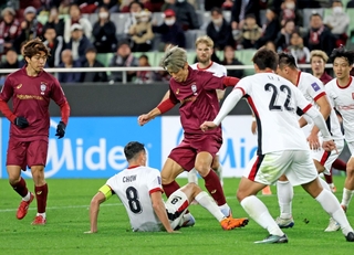 神戸－成都　後半、相手の守備に阻まれる神戸の（中央）大迫＝ノエビアスタジアム神戸（撮影・丸山桃奈）