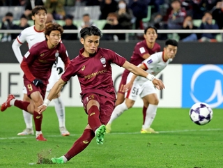 神戸-成都　後半、ＰＫを決める佐々木（撮影・丸山桃奈）