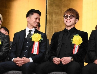 年間優秀選手表彰式で井上尚弥（右）と談笑する中谷潤人＝３月３１日、東京ドームホテル