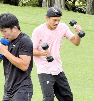 ゴルフ場で走り込み合宿を行う中谷潤人（右）＝10月13日、神奈川県相模原市