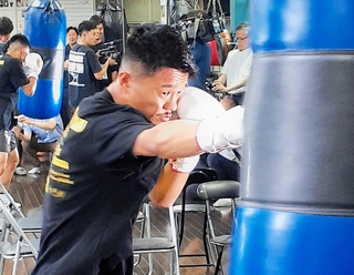 公開練習でサンドバッグを打つ中谷潤人＝２０２４年７月、相模原市のＭ・Ｔジム