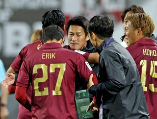 神戸－成都　前半、先制点を決めた武藤らと抱き合う吉田孝行監督＝ノエビアスタジアム神戸（撮影・丸山桃奈）