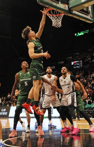 神戸-鹿児島　第１クオーターから内外角で得点を重ねた神戸の木村（手前中央）