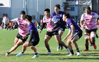 花園とのプレシーズンマッチで攻め込む神戸の選手ら＝神戸市東灘区のチームグラウンド